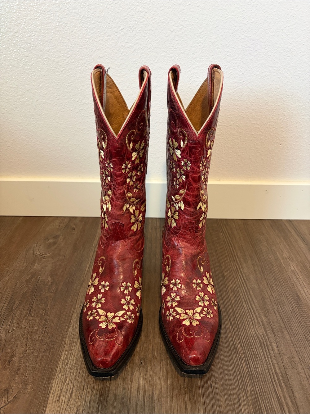 Beautiful floral embroidered deep red Shyanne cowgirl/cowboy boots - Picture 2 of 13